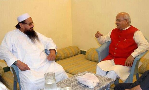 The picture shows journalist Ved Pratap Vaidik engrossed in a deep conversation with Hafiz Saeed (Photo: Twitter) The picture shows journalist Ved Pratap Vaidik engrossed in a deep conversation with Hafiz Saeed (Photo: Twitter)